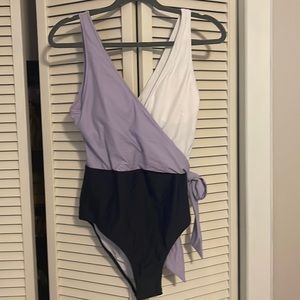 Brand new never worn CUPSHE one piece bathing suit